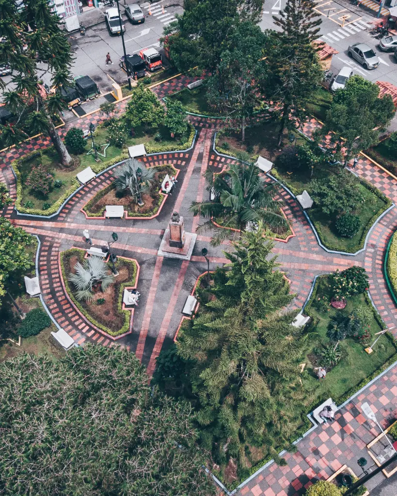 ALT  Filandia Cali con Guias (1080 x 1350 px).webp